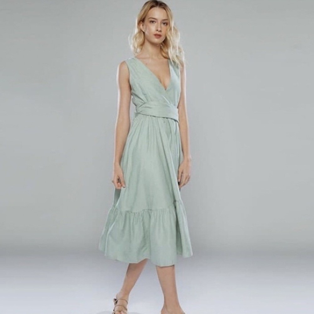 Sissae Chic Sage Green Sleeveless V-Neck Tiered Midi Dress With Waist Tie L